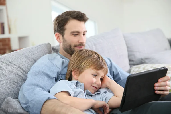 Pai com menino usando tablet — Fotografia de Stock