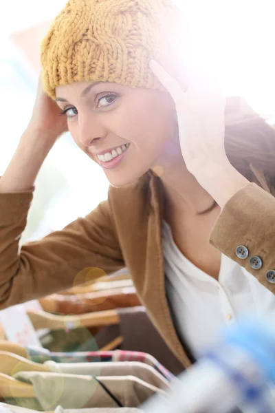 Frau probiert Hut an — Stockfoto