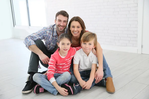 Família sentada no chão — Fotografia de Stock