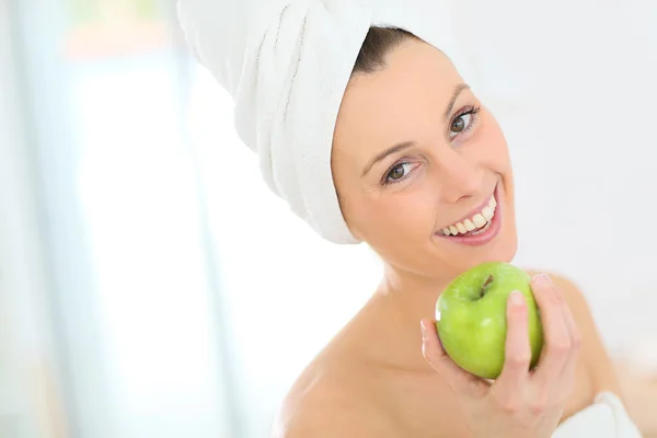 Woman holding apple — Stock Photo, Image