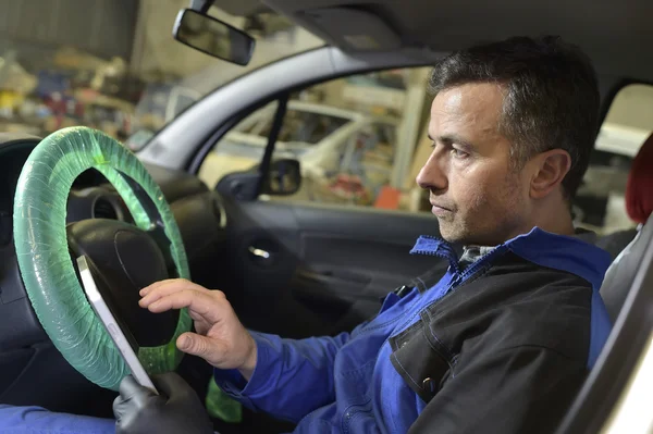 Mechanic doing technical inspection — Stock Photo, Image