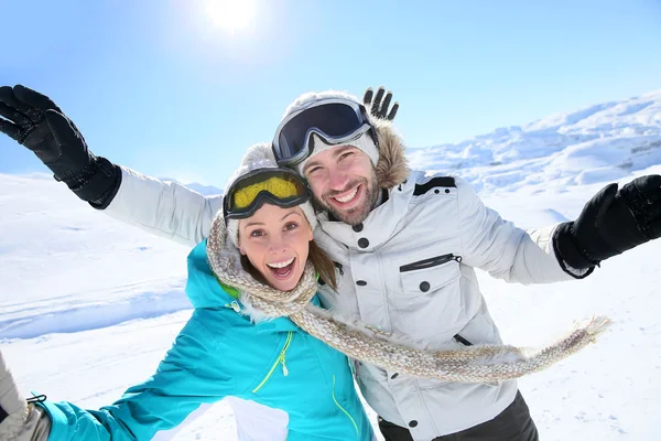 雪の中で楽しさを持っているカップル — ストック写真