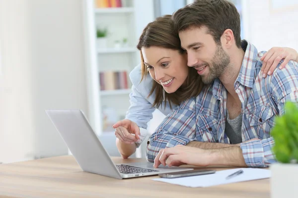 Casal em casa websurf — Fotografia de Stock