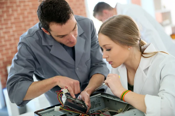 Lärare med student reparera datorn — Stockfoto