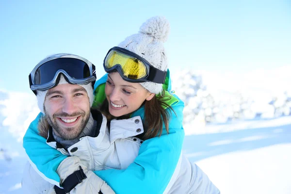 Man geven vriendin piggyback rit — Stockfoto