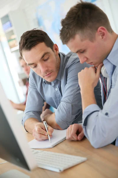 Enseignant avec étudiant travaillant — Photo