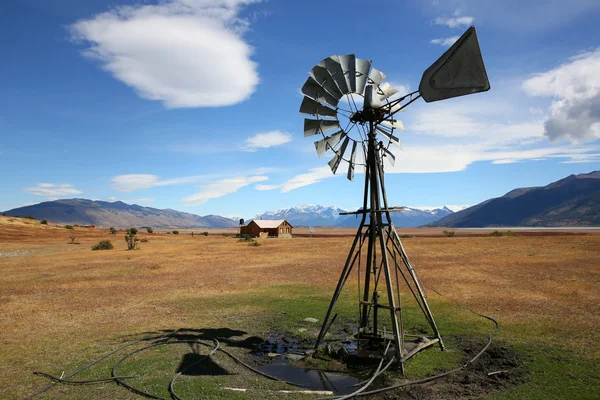 Molino de viento en tierras agrícolas argentinas — Foto de Stock
