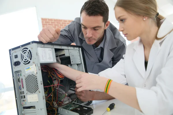 Professor com aluno reparar computador — Fotografia de Stock