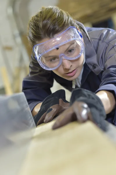 Lavoratore che lavora con assi di legno — Foto Stock