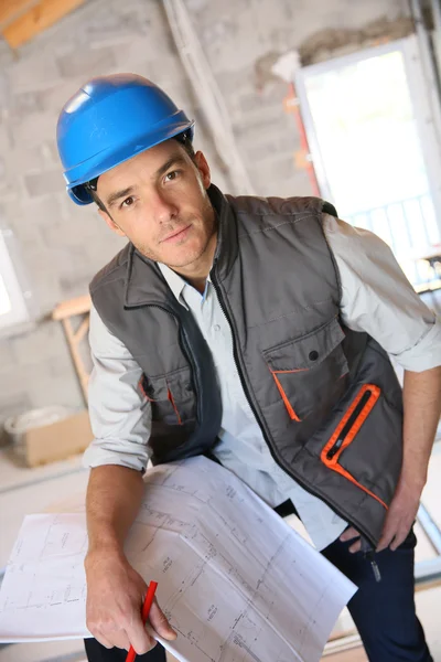 Manager reading blueprint — Stock Photo, Image