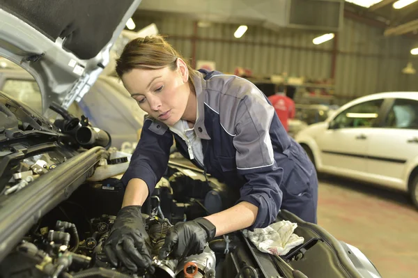 Mécanicien automobile travaillant avec le moteur — Photo