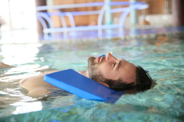 Homem na piscina de spa fazendo exercícios — Fotografia de Stock