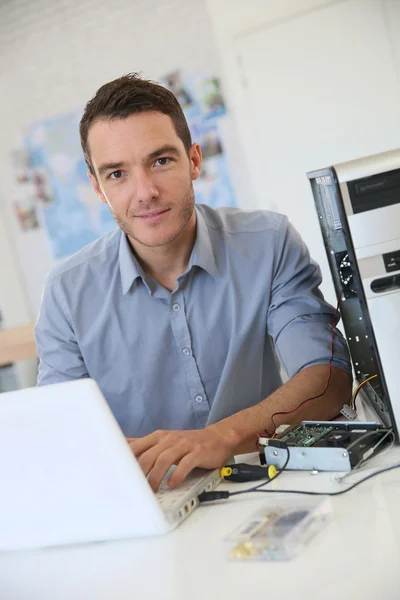 Ingeniero procediendo a la recuperación de datos de la computadora —  Fotos de Stock