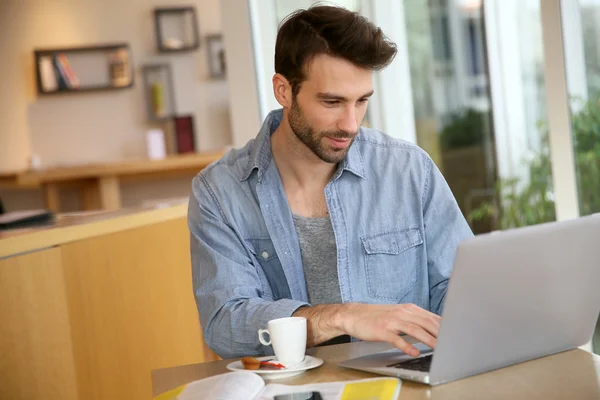 Człowiek pracujący na laptopie — Zdjęcie stockowe