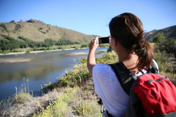 Backpacker med bild — Stockfoto