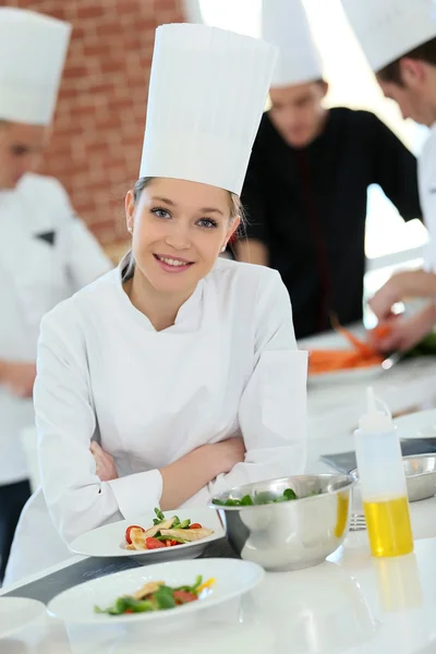 Menina no curso de culinária — Fotografia de Stock