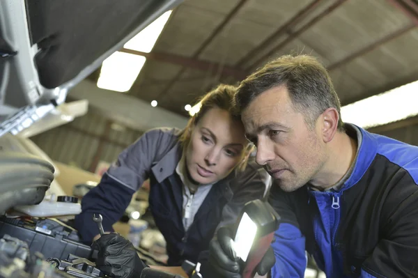 Team von Kfz-Mechanikern in der Garage — Stockfoto