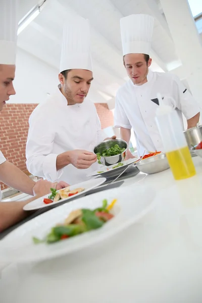 Chef-kok opleiding van studenten in keuken — Stockfoto