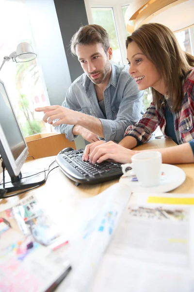 Casal de websurf no computador desktop — Fotografia de Stock