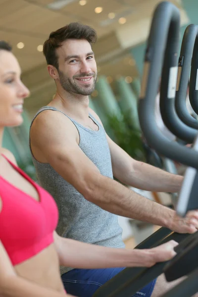 Coppia facendo programma di allenamento cardio — Foto Stock