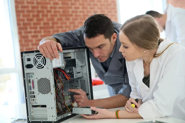 Professor com aluno reparar computador — Fotografia de Stock