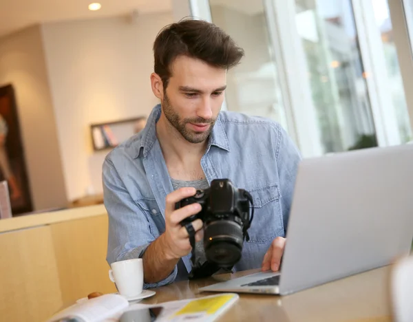 Student werkt met laptop — Stockfoto