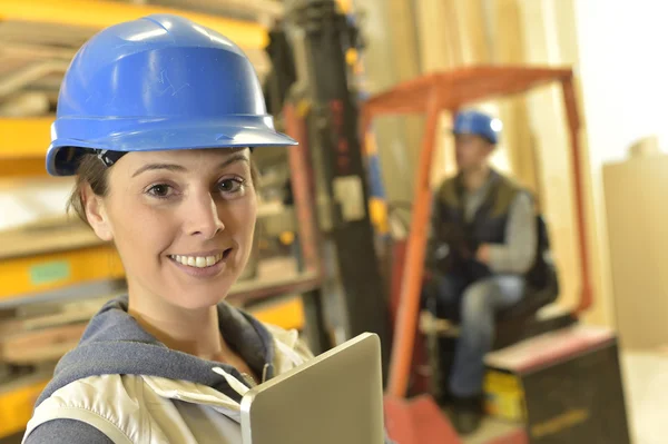 Femme travaillant dans un entrepôt — Photo