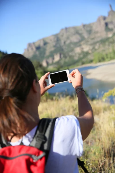 Backpacker taking picture — Stock Photo, Image