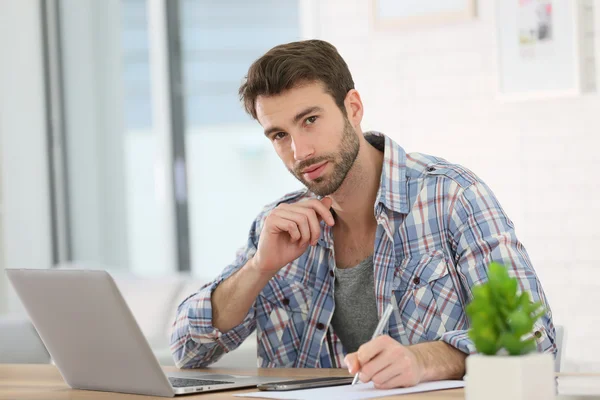 Uomo d'affari che prende appunti — Foto Stock