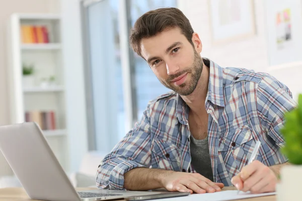 Arbeiter macht sich Notizen auf Papier — Stockfoto