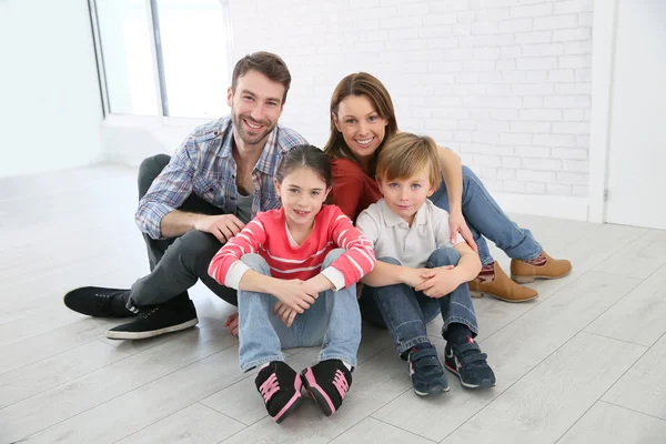 Familie zittend op de vloer — Stockfoto
