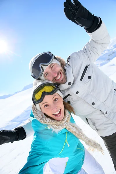 Pareja divirtiéndose en nieve — Foto de Stock