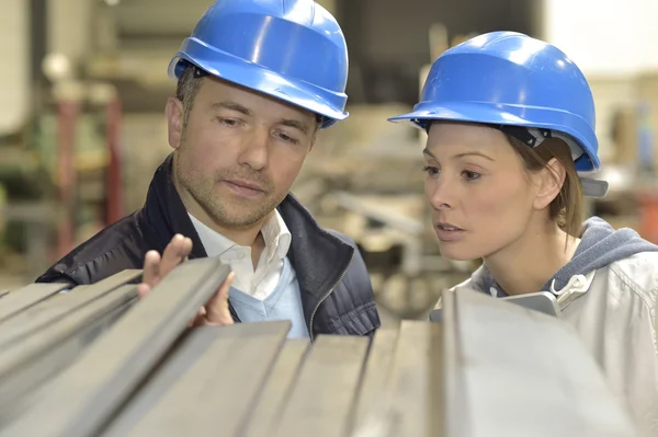 Lieferant mit Ingenieur überprüft Produktion — Stockfoto