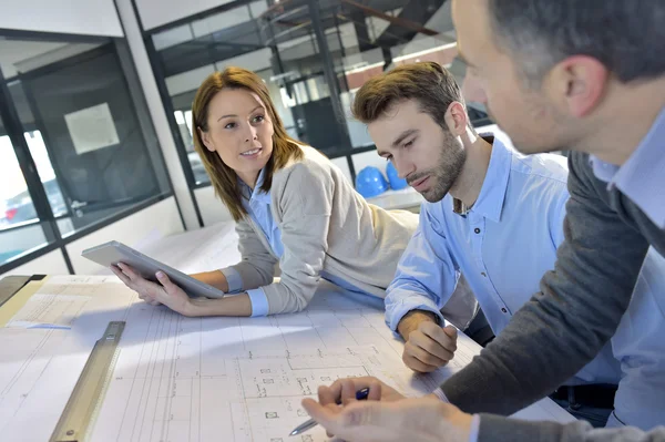 Arquitectos trabajando en proyecto de construcción — Foto de Stock