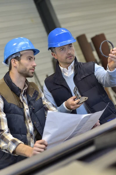 Ingenieur met werknemer controle op productie — Stockfoto