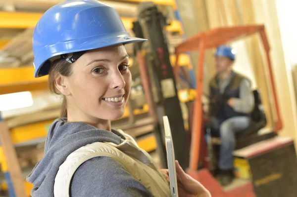 Vrouw werkzaam in magazijn — Stockfoto