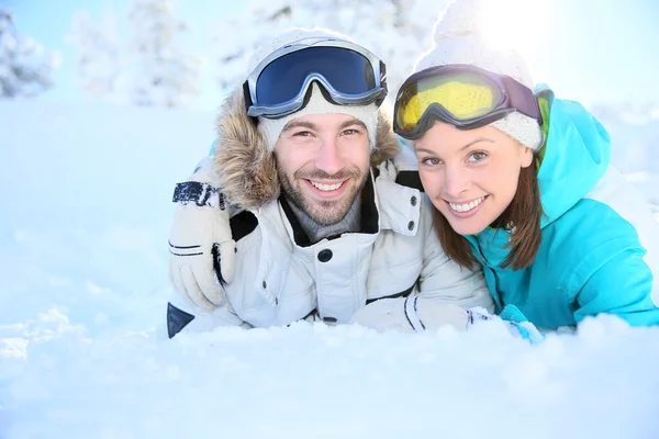 Couple of skiers in snowy moutain — Stock Photo, Image