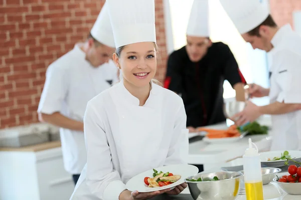 Menina no curso de culinária — Fotografia de Stock