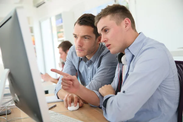 Profesor con estudiante trabajando — Foto de Stock