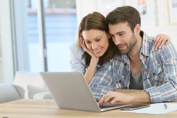 Casal em casa websurf — Fotografia de Stock