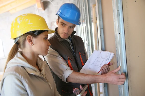 Frau auf Baustelle — Stockfoto