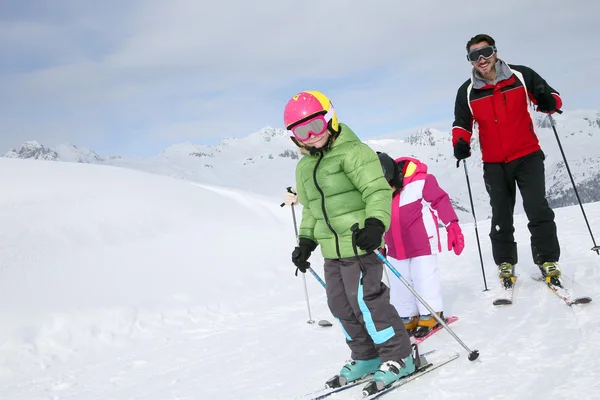 Викладач лижного спорту допомагає дітям — стокове фото