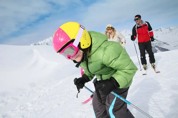 Garçon ski en famille — Photo