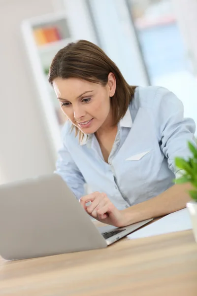 Zakelijke vrouw werkt op laptop — Stockfoto