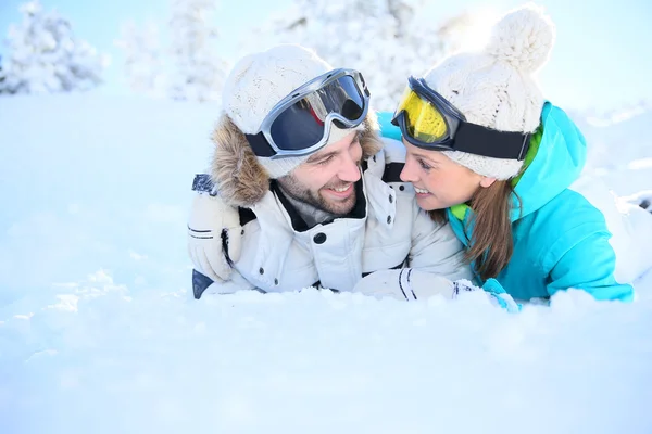 Pareja de esquiadores en la montaña nevada — Foto de Stock