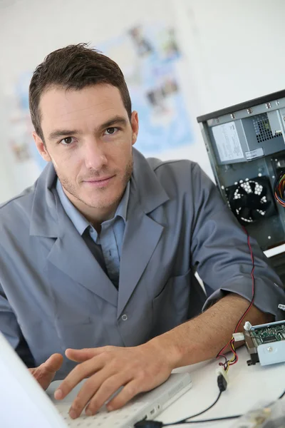 Engenheiro procedendo à recuperação de dados do computador — Fotografia de Stock