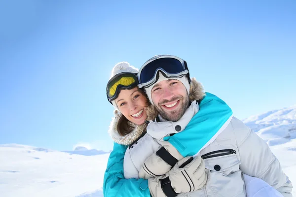 Man holding girlfriend on back — Stock Photo, Image