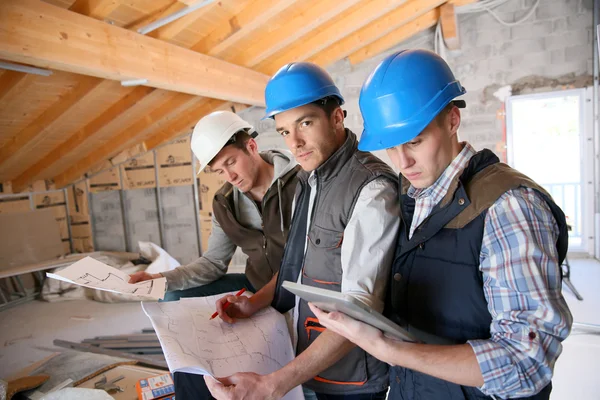 Construction manager with workers — Stock Photo, Image