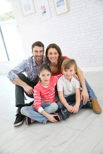 Familia sentada en el suelo — Foto de Stock