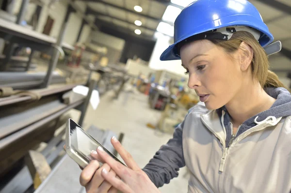 Mulher engenheiro verificando a produção — Fotografia de Stock